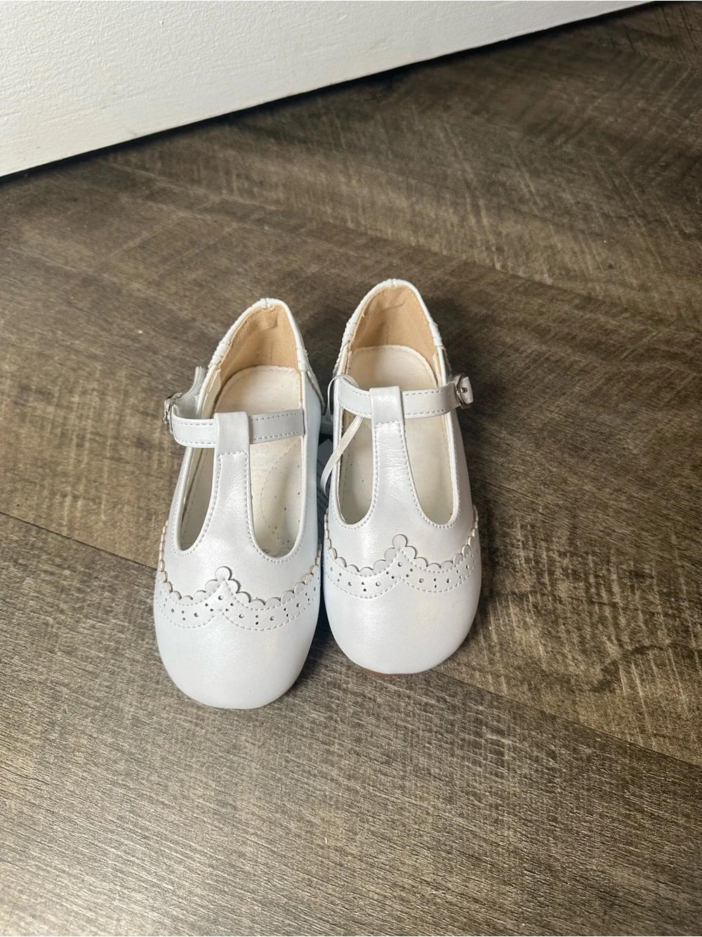 Girls White Scalloped T-Strap Mary Jane Dress Shoes Size 5M 13.5cm